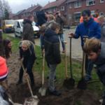 Raadslid Wilian helpt de kinderen tijdens de boomfeestdag 2019  