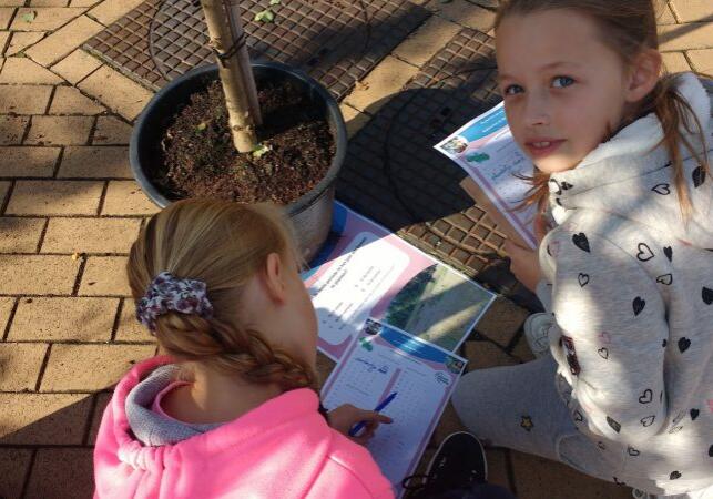 kinderen aan de slag met de vragen